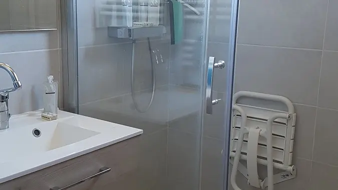 SdB avec douche et fenetre