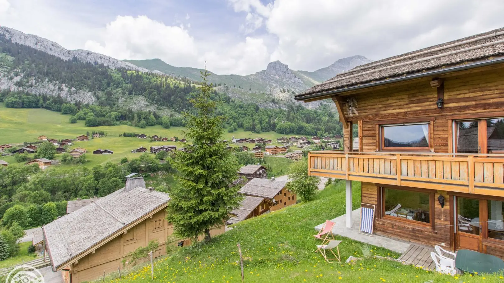 vue de profil du chalet avec l'appartement en Rez-de-jardin