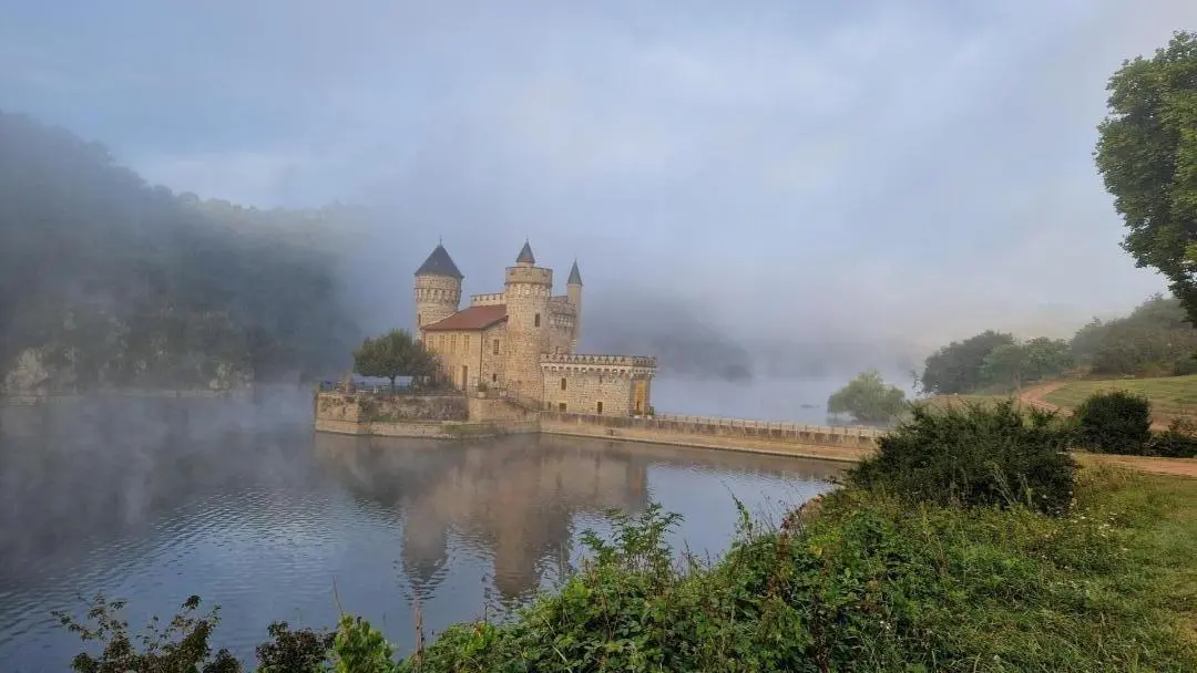 Le château de la Roche dans la brume du matin