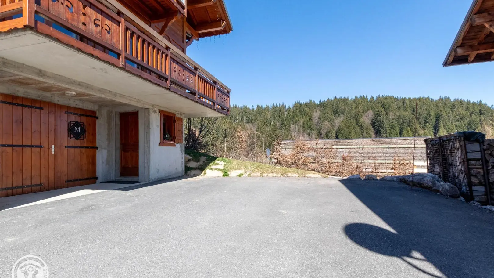 places de stationnement devant le gîte