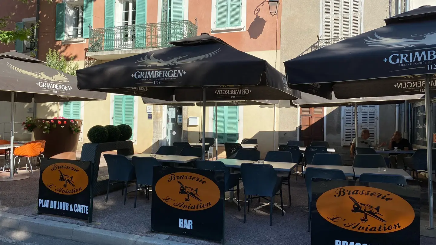 Terrasse du bar restaurant l'Aviation à Cuers