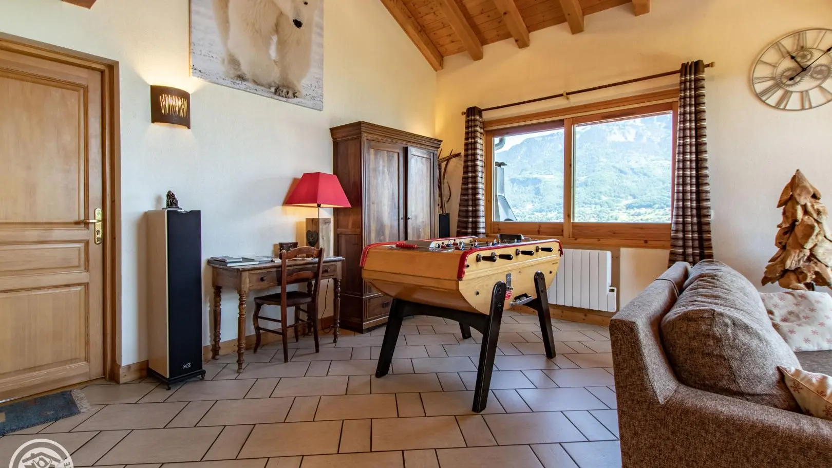 Salon - coin babyfoot et Hifi Cabasse.