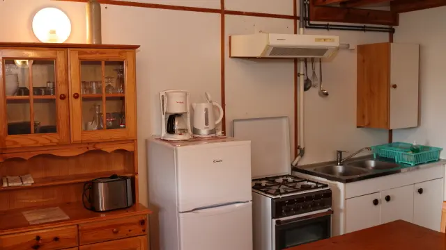 cuisine équipée avec un congelateur