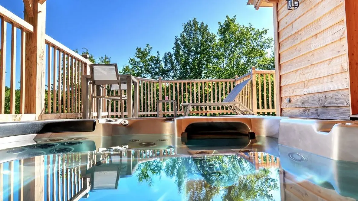 Spa et Terrasse du Domaine de la Male à Puygaillard-de-Quercy