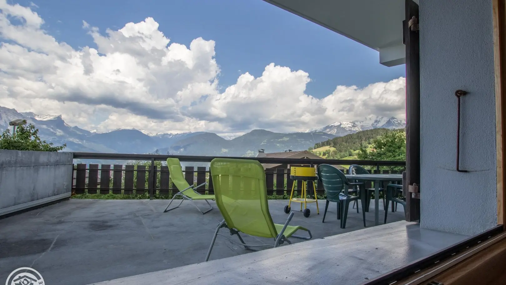 Terrasse 40 m2 avec vue sue la chaine du Mont-Blanc, les Aiguilles de Warens et la chaine des Aravis.