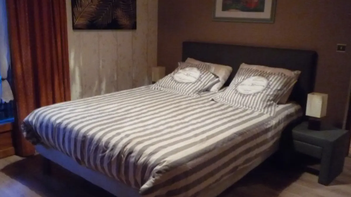 Chambre 1ier Literie de 160 cm -Balcon privatif