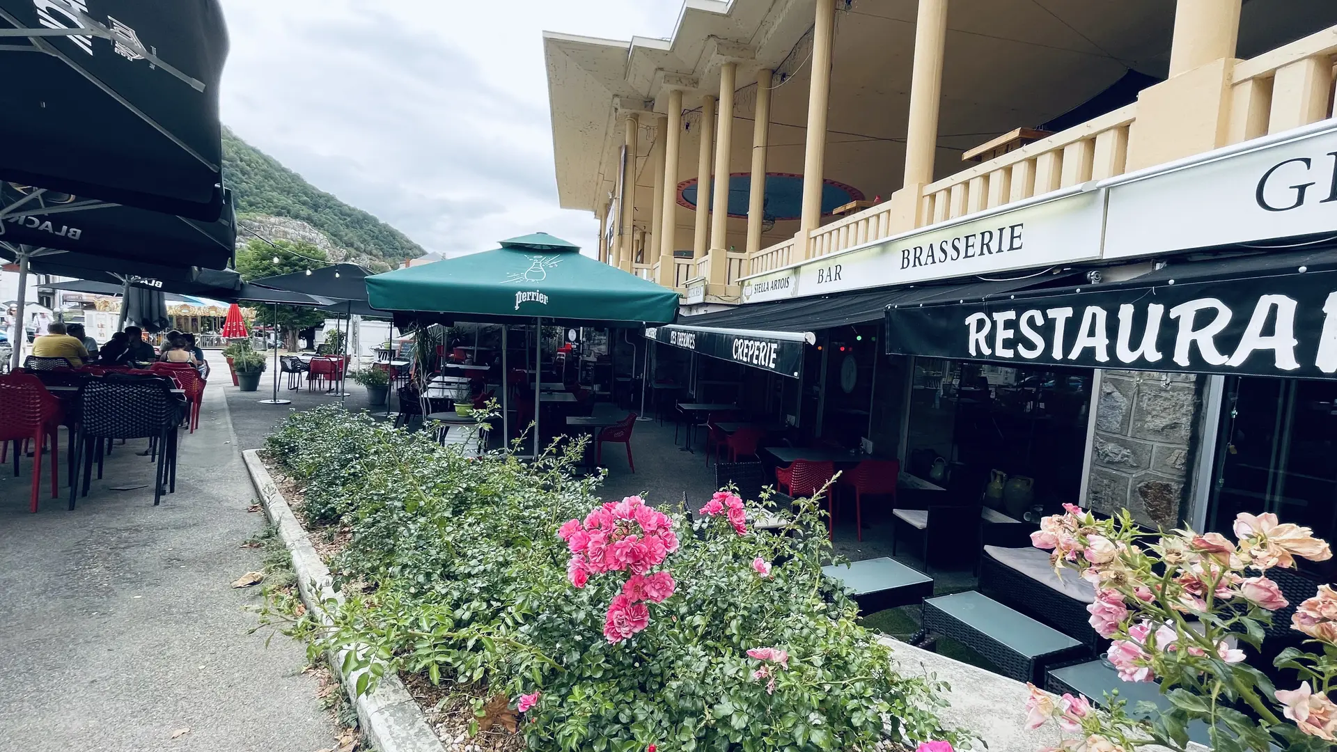 Terrasse au bord de l'allée