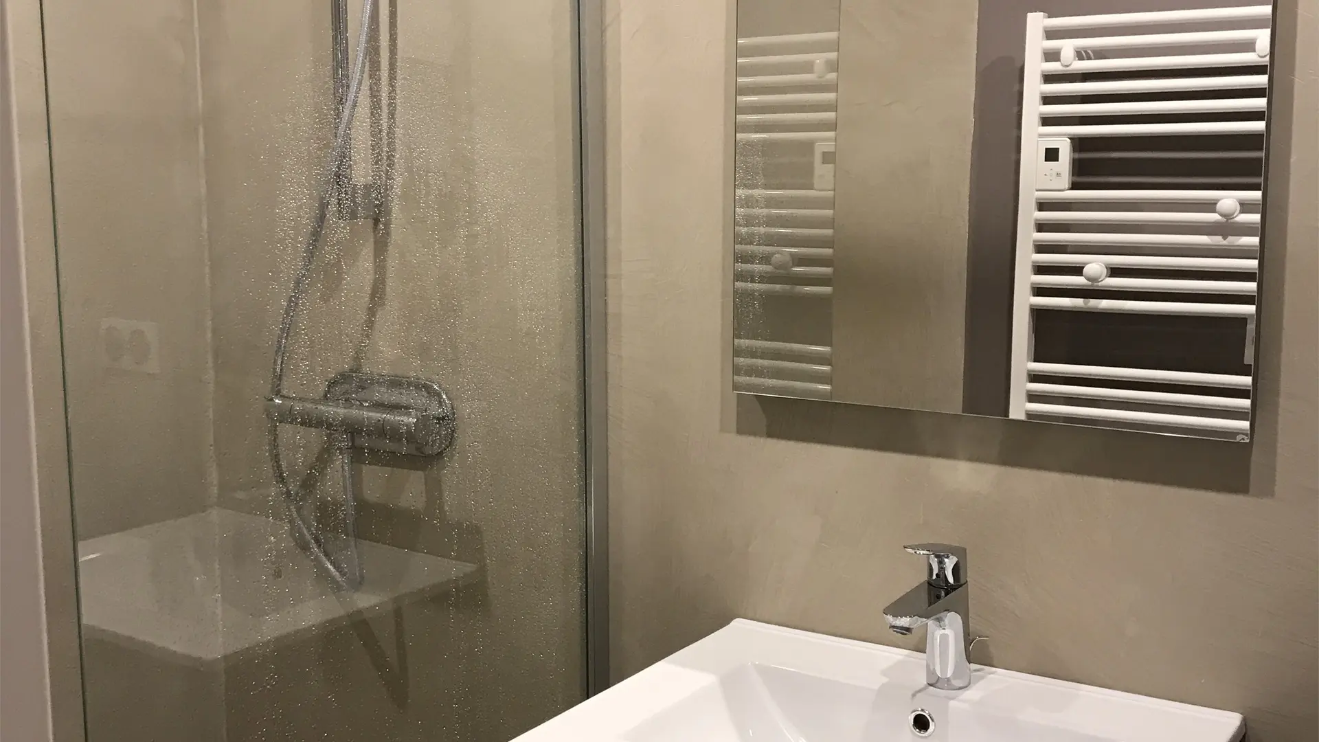 Salle de bain avec douche au rez-de-chaussée