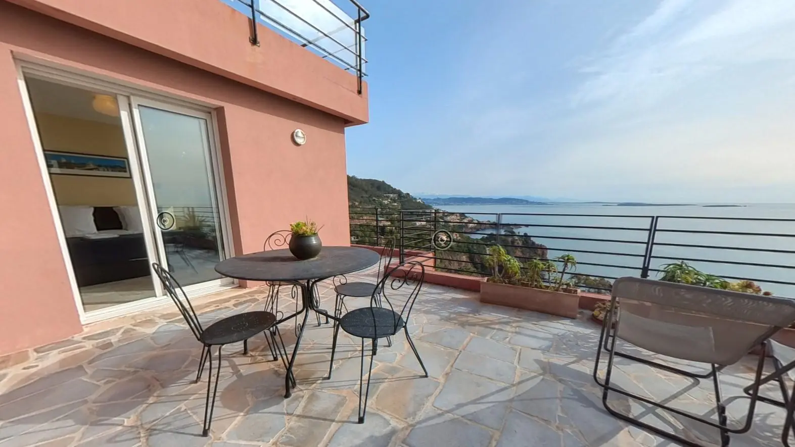 Terrasse Chambre lits double Niveau 2 - Terres Rouges - Théoule-sur-Mer - Gîtes de France Alpes-Maritimes
