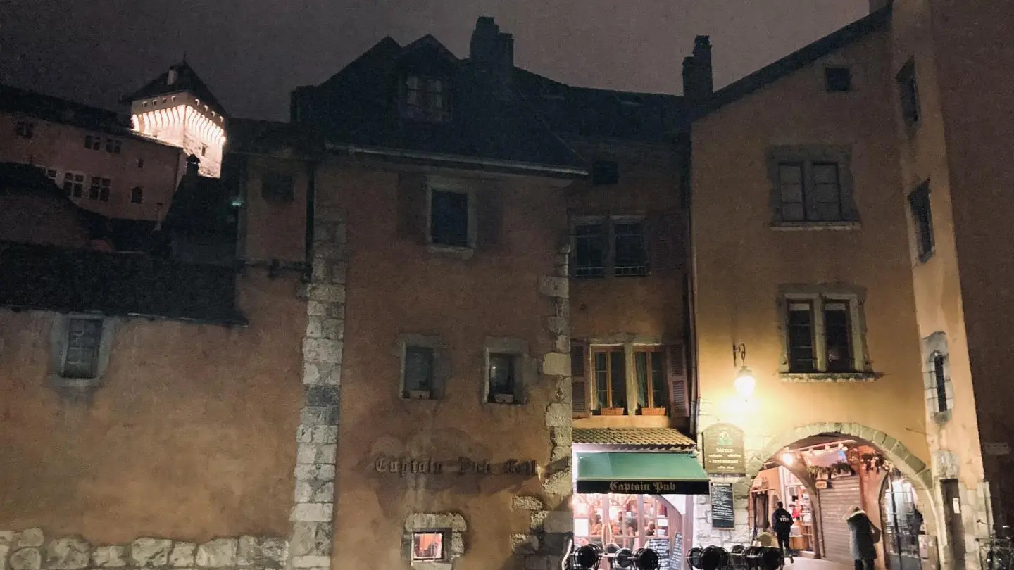 Le château et le pont Morens, à 2mn du gîte AU 2BIS.