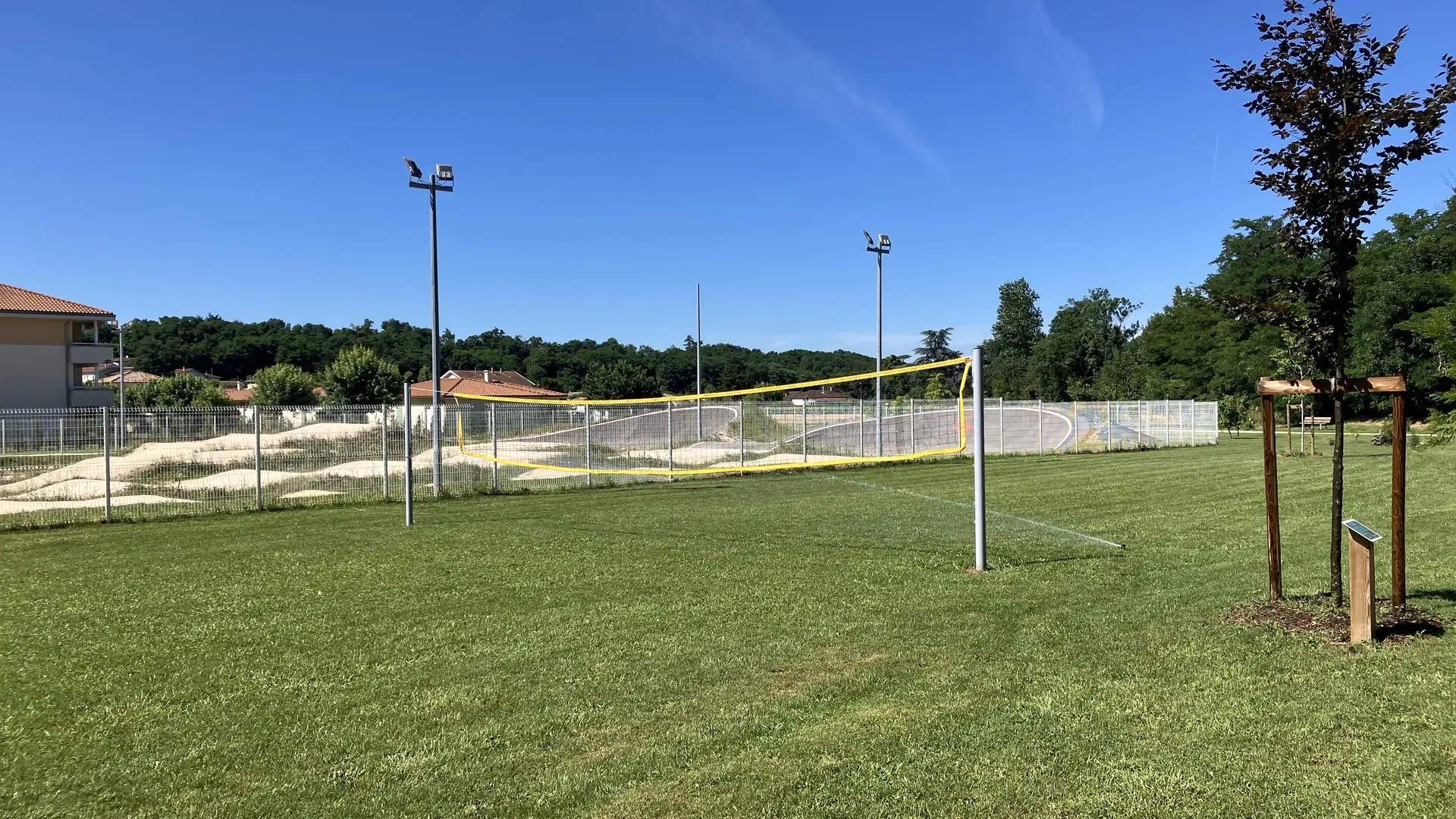 parc municipal des portes de Veuze -terrain de volley