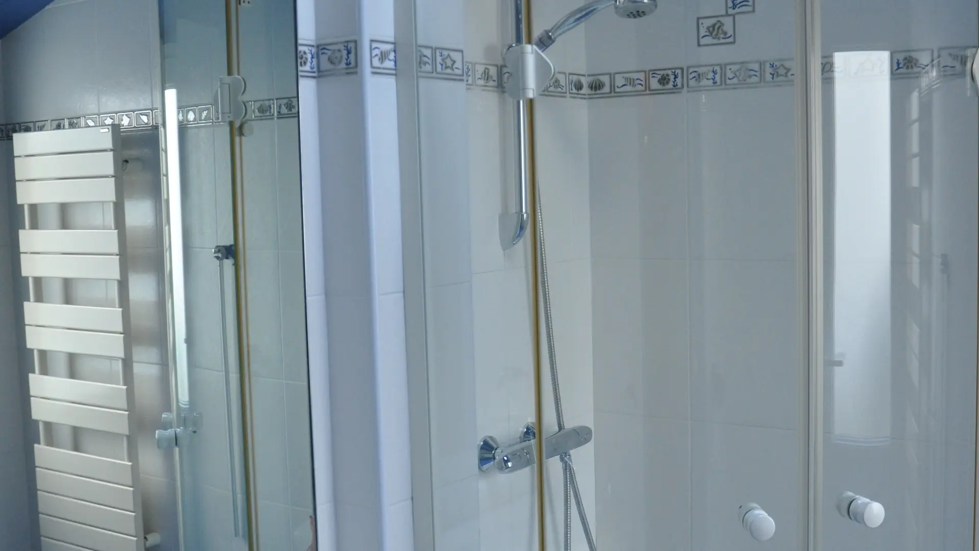 Dusche und Waschbecken