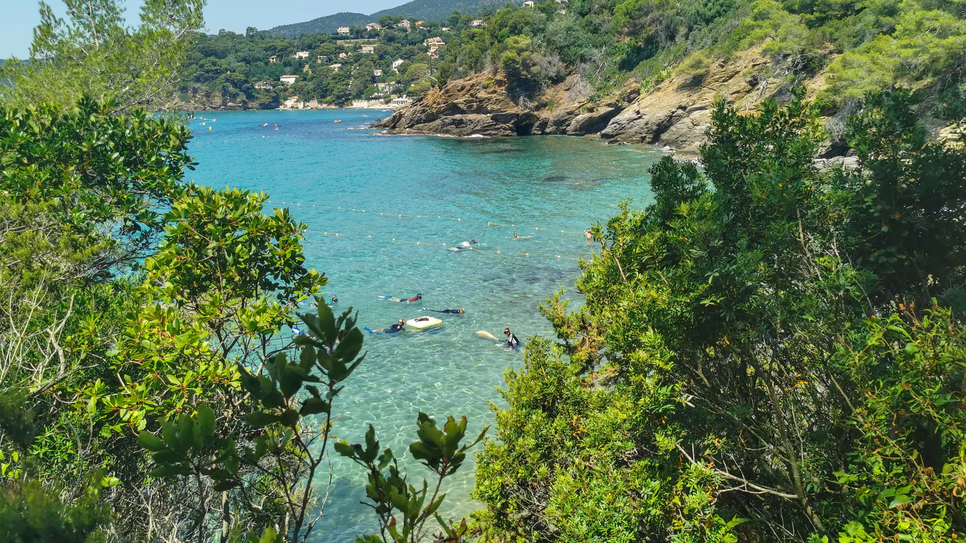 Vue du littora escarpé