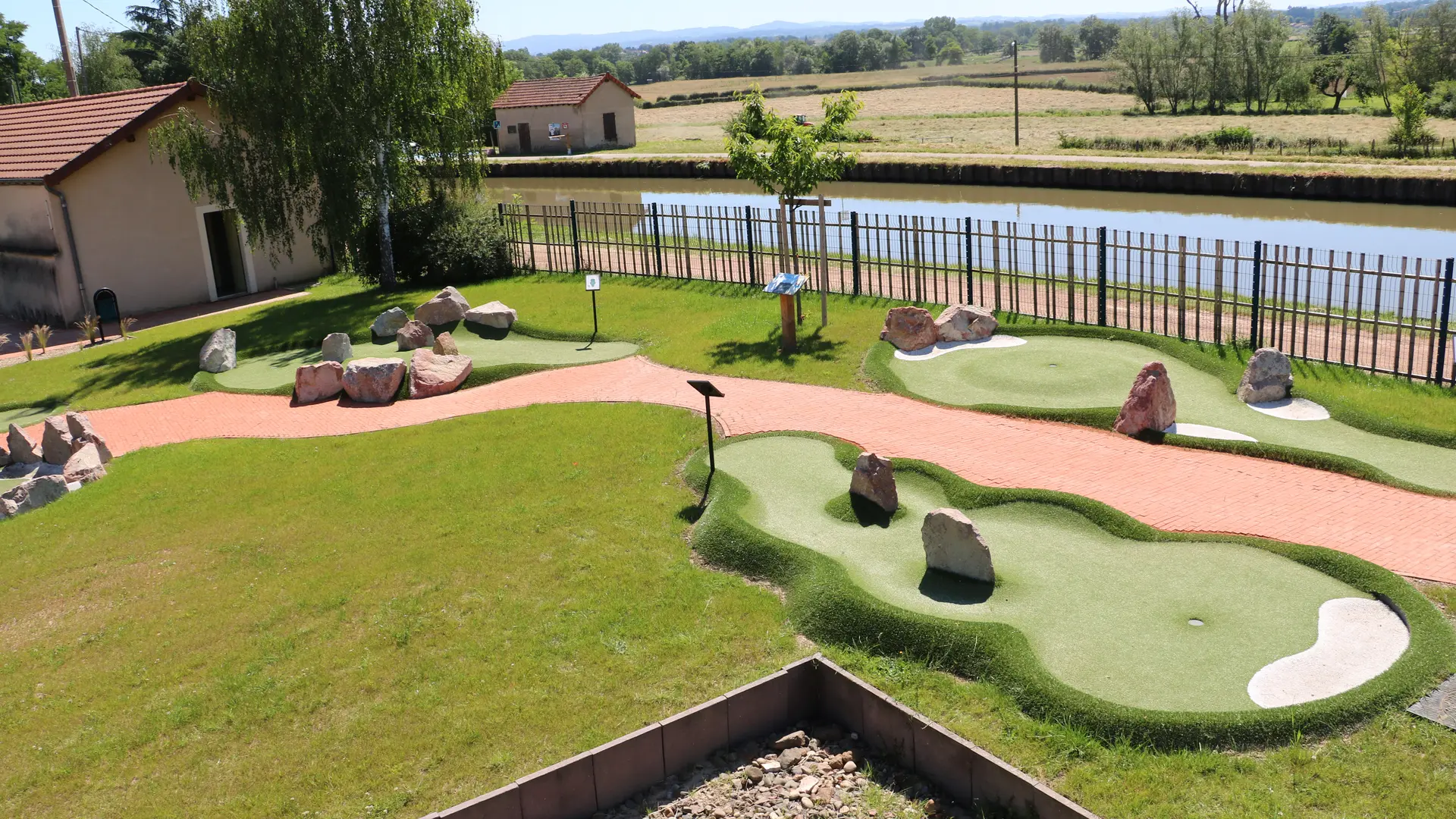 Golf-miniature de 12 trous avec vue sur le canal