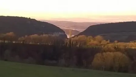 Vue sur le Rhône et le département de l'Isère de la fenêtre de la chambre bleue !