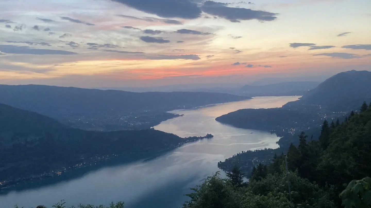 Vue panoramique sur le lac d'Annecy à quelques pas du gîte