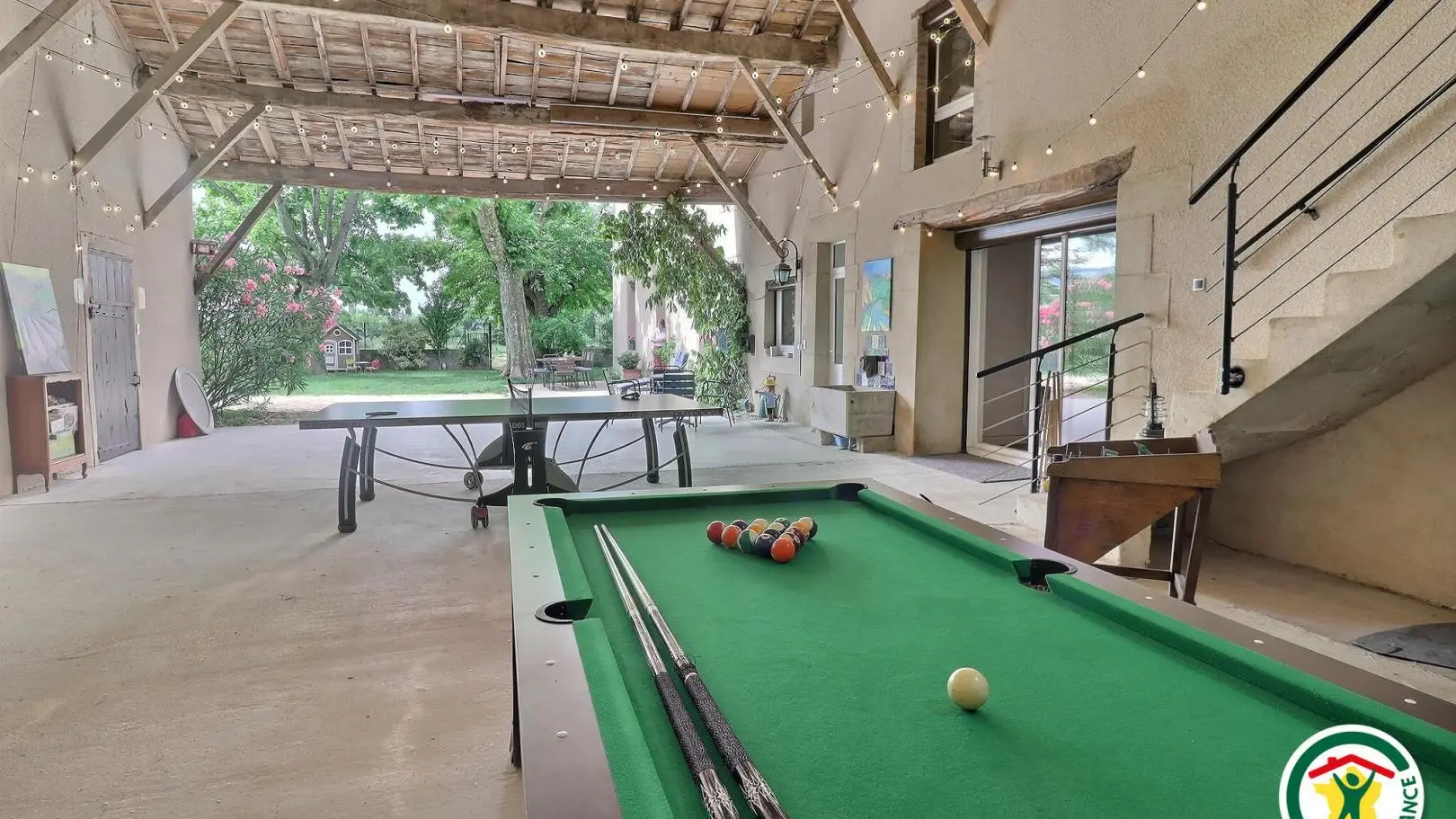 Espace à partager : billard, ping-pong, jeux de société, croquet, jeu de la grenouille...