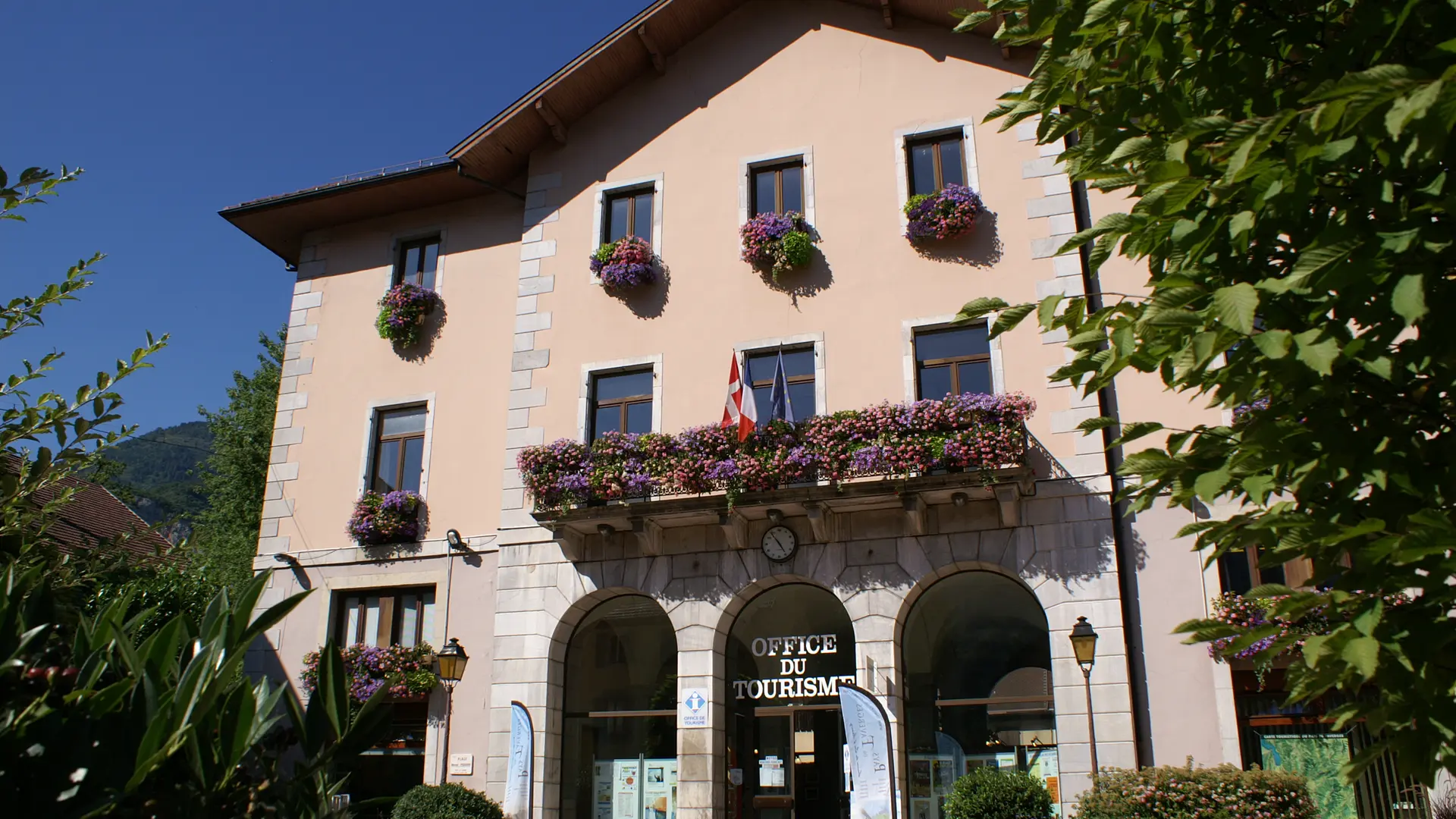 Façade de l'Office de tourisme, ancien hôtel de ville