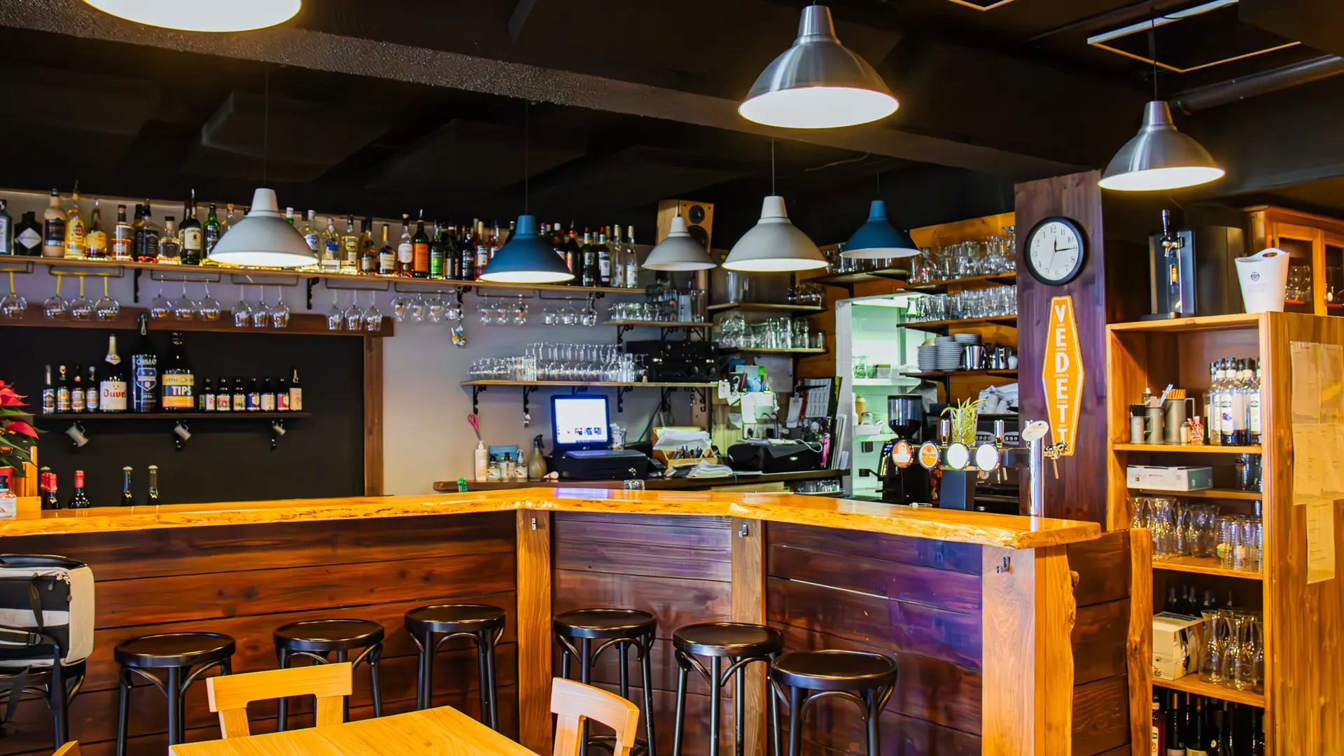 Intérieur du restaurant avec une vue sur le comptoir