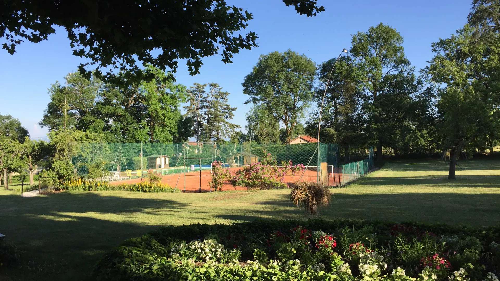 Vue sur le terrain de tennis