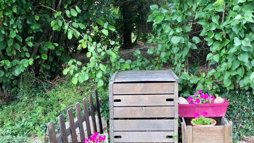 Le bac à compost au fond du jardin