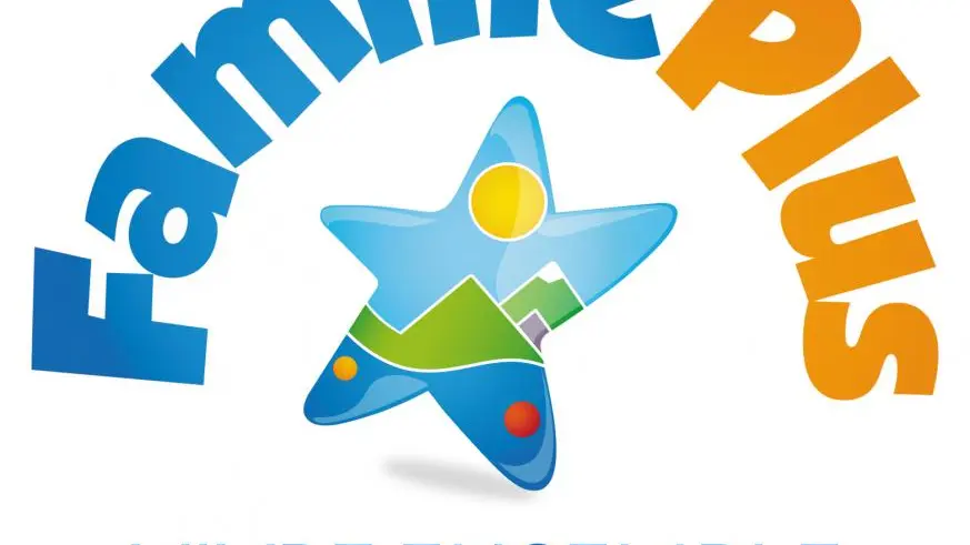 Hébergement labellisé le 12/05/2015
baignoire bb, chaise haute, réhausseur, lit bb avec draps sur demande, réducteur wc, jeux société, cd vidéo, livres BD