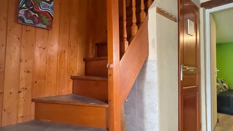 Les escaliers menant à la chambre de l'étage.