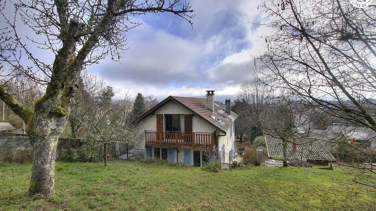 Accès à la chambre d'hôtes par le balcon vu du verger