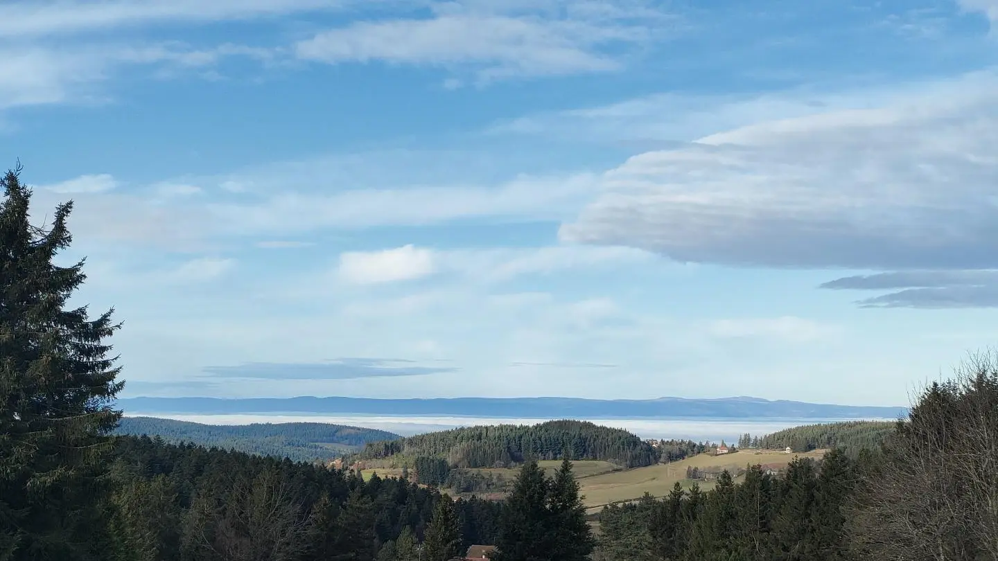 Vue du chalet sur la campagne environnante et les Monts du Forez.