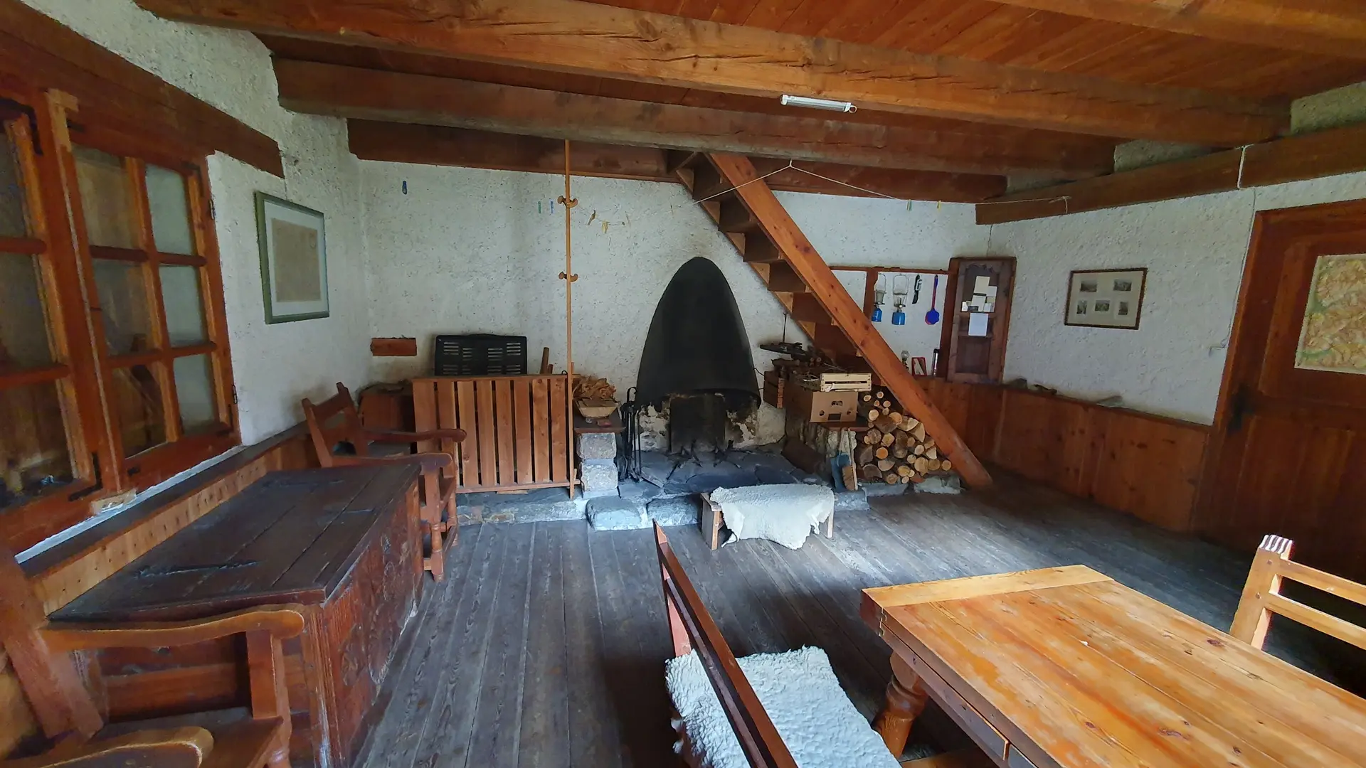 Intérieur salon - vue cheminée