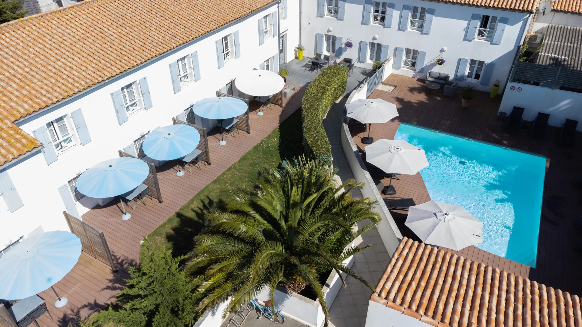 Jardin, Piscine , bâtiment principal