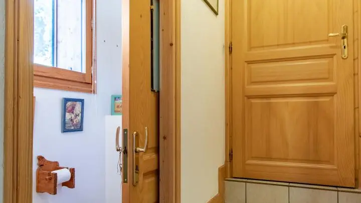 Près de l'entrée, accès toilettes visiteurs...