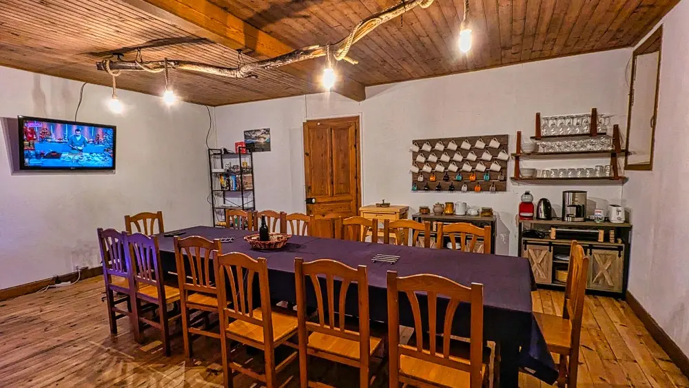 Salle à manger avec écran plat (  netflix; Amazon Prime;Disney)