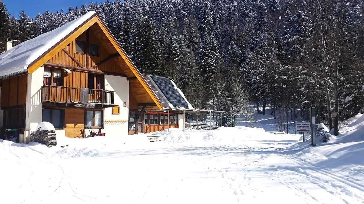 Vue de l'Auberge - refuge de Roybon en hiver