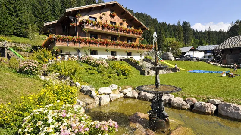 Façade du chalet en été