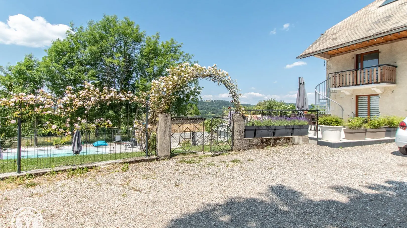 Accès espace piscine depuis cours stationnement propriétaires