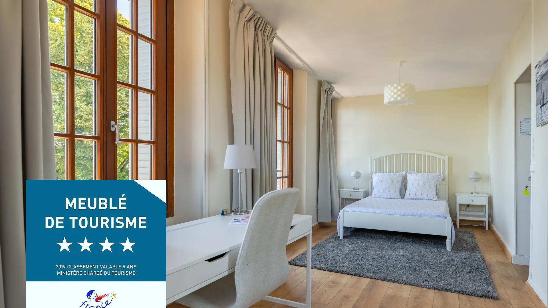 Très grande chambre, lit double, vue sur le lac avec deux balcons