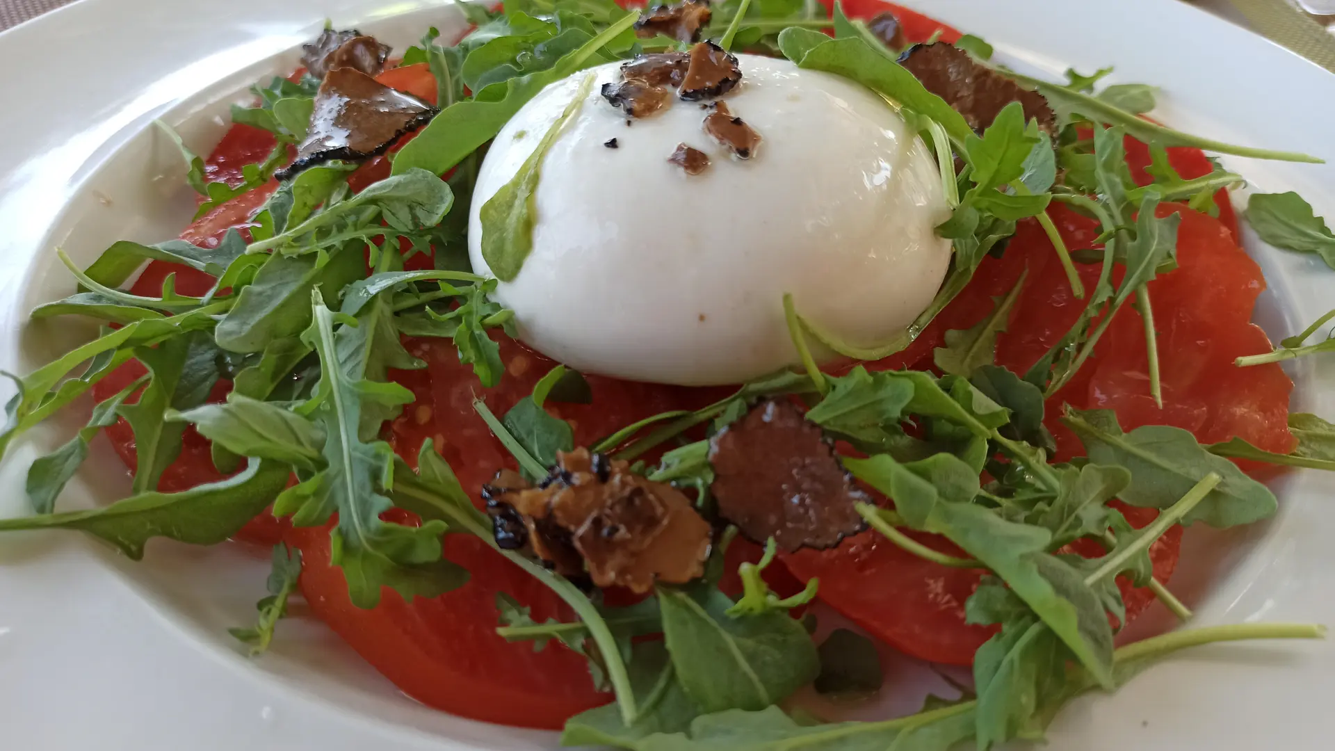 Tomate burratina supplément truffe La Ciboulette - restaurant avec vue panoramique à Gassin - https://gassin.eu