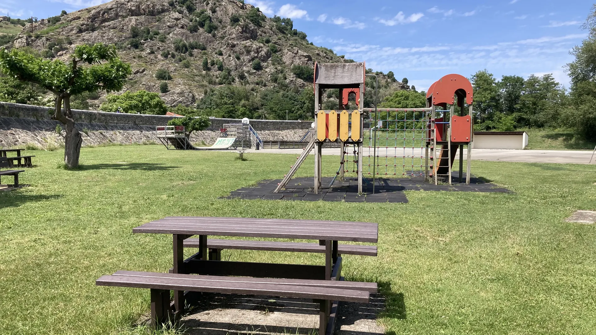 Aire de jeux et table de pique nique stade de la rivière d'Ay