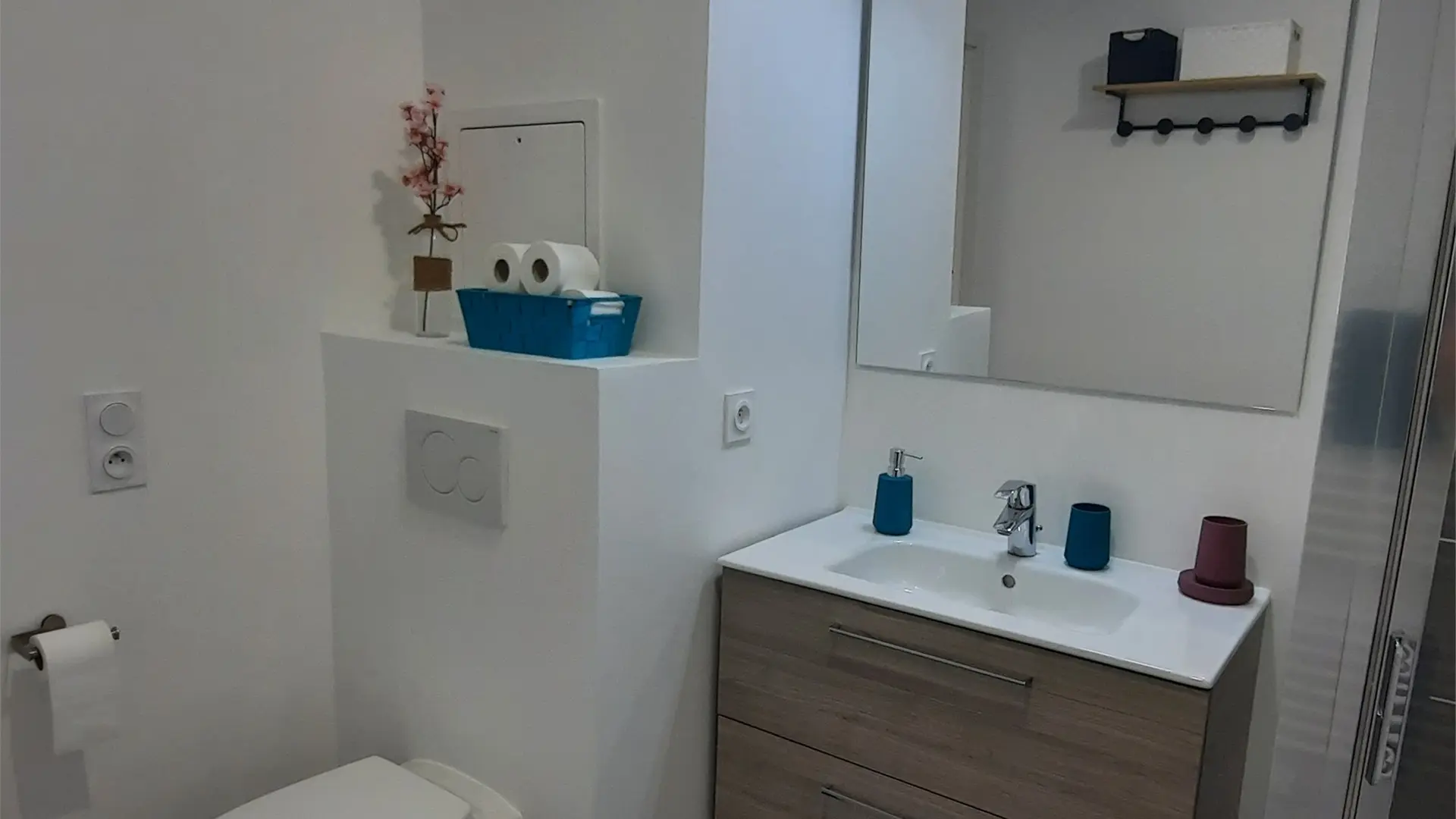 Douche, lavabo, toilette, rangement, sèche serviette