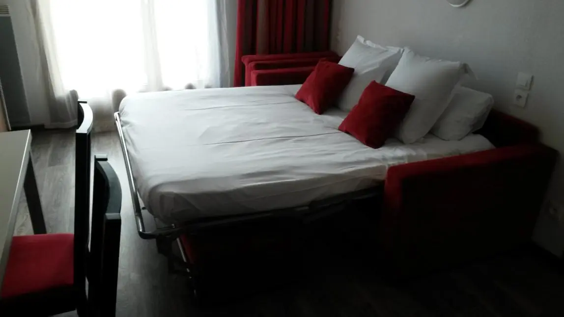 canapé lit dans séjour, circulation fauteuil si fermé