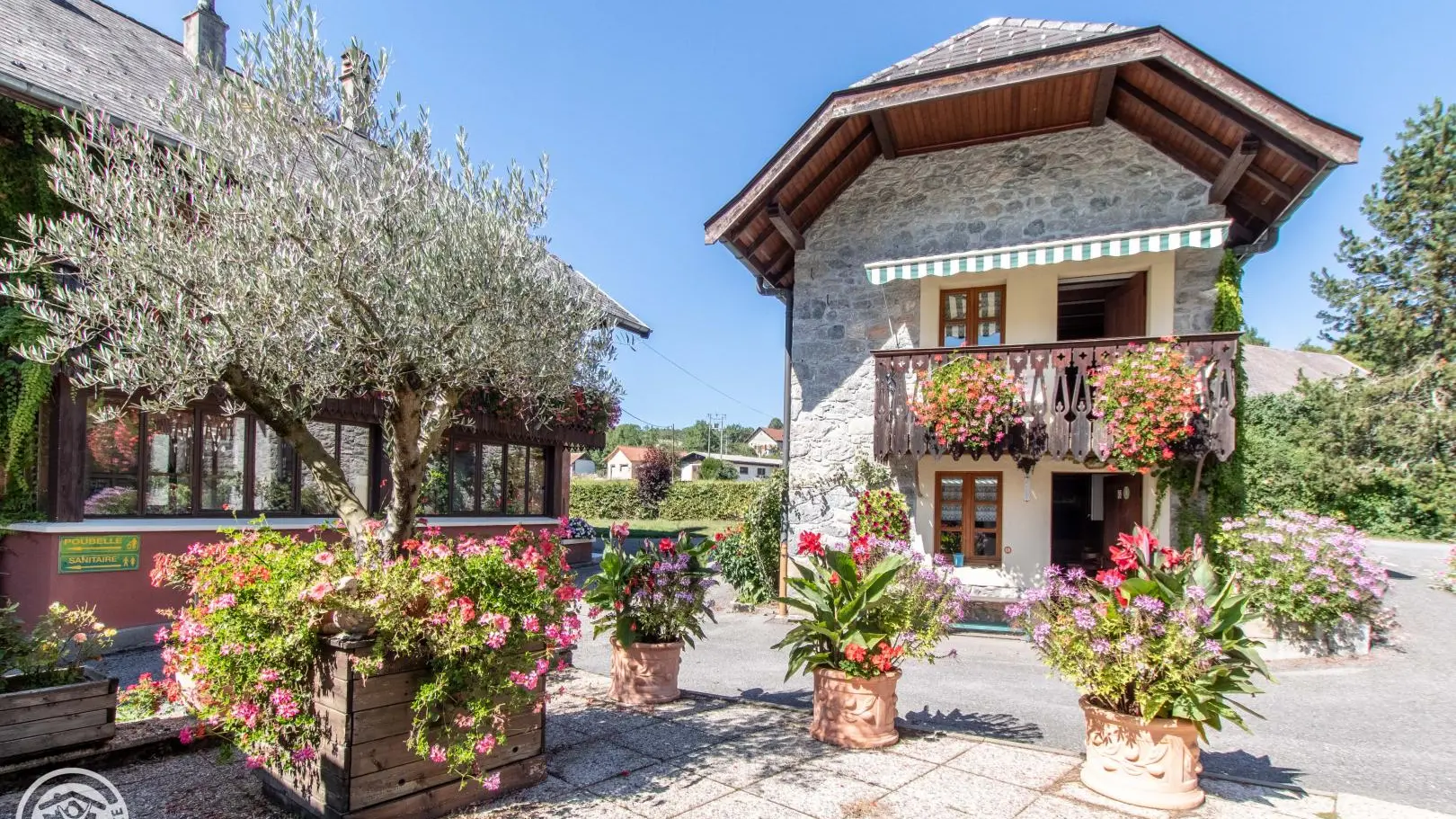 Gîte indépendant face à l'accueil du camping