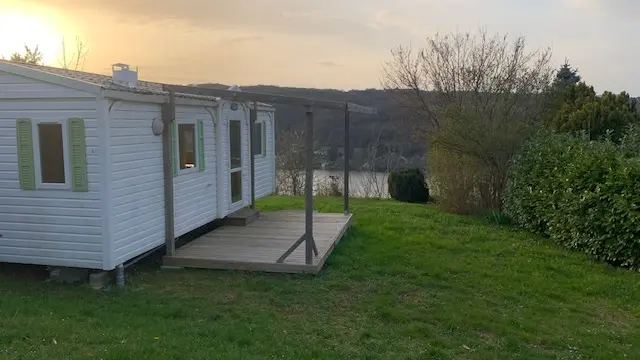 Photo d'un Mobil-home 4-6 personnes avec terrasse et terrain herboré et une vue sur le lac de paladru