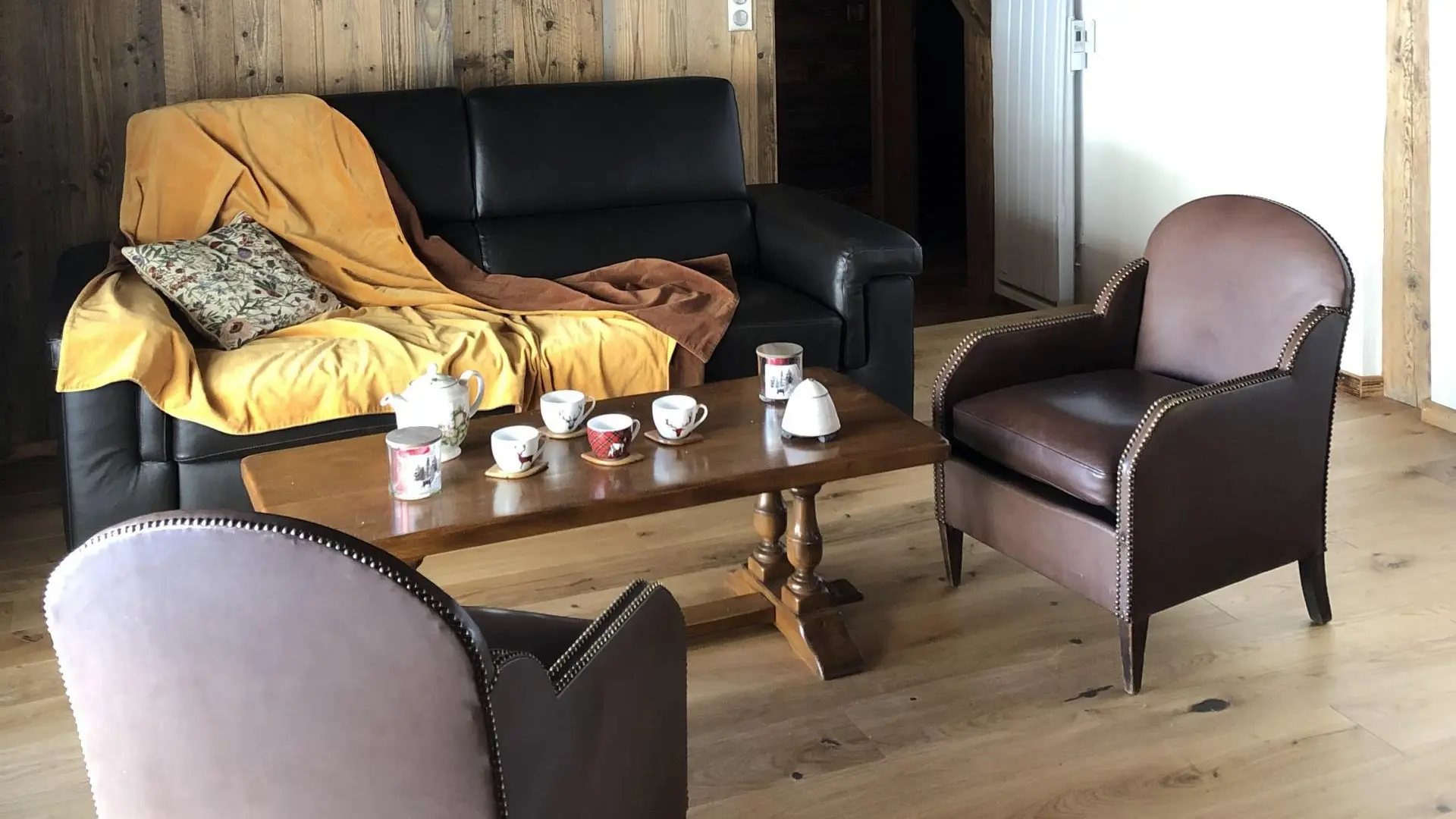 living room with armchairs, coffee table and sofa bed