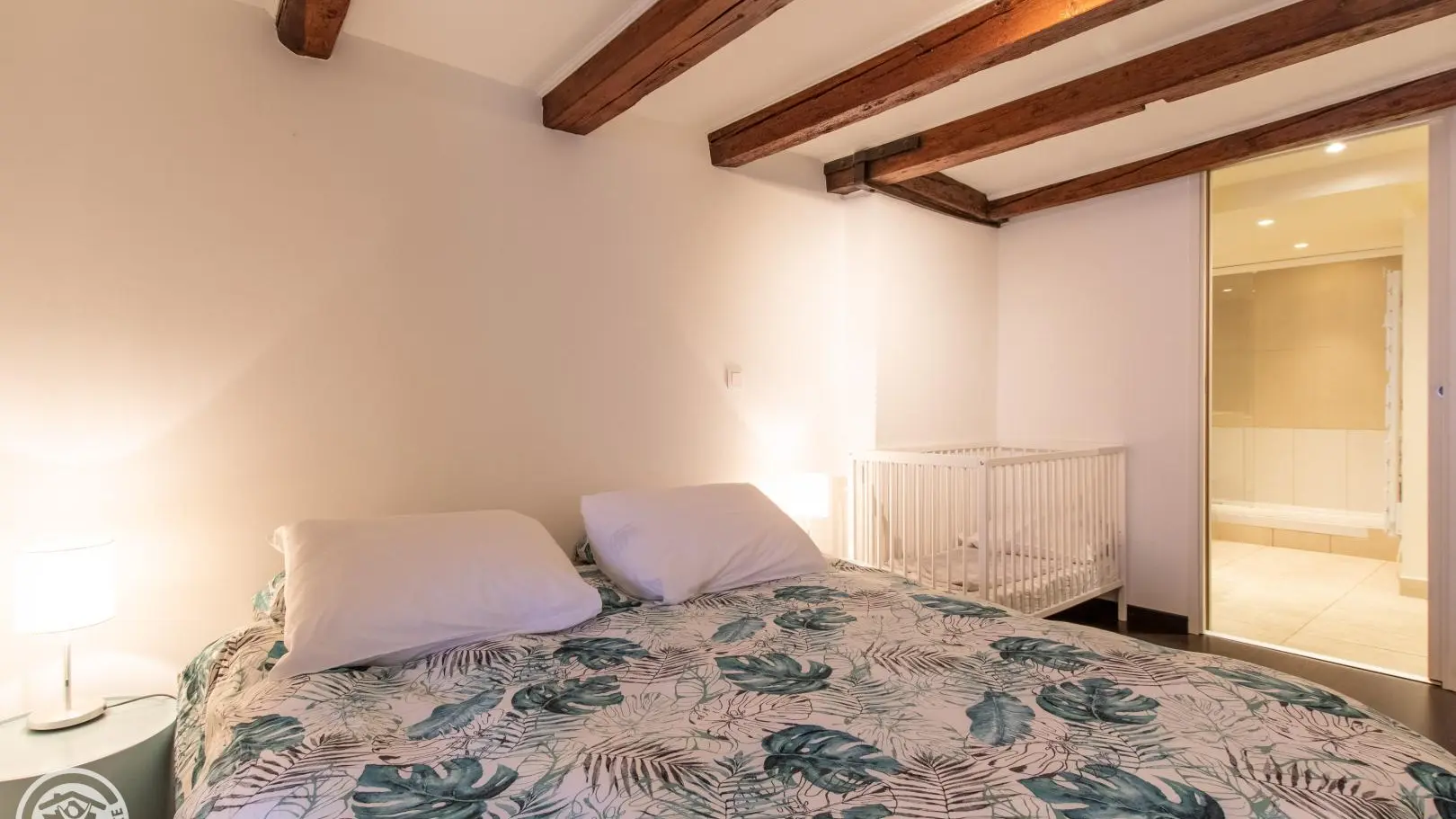 Chambre 1 et accès salle d'eau privative