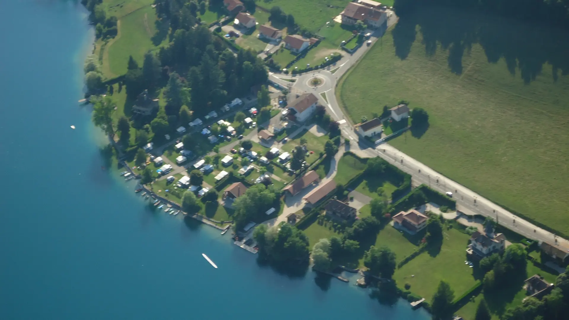 Vue aerienne de la base d'aviron à côté du camping Paladru