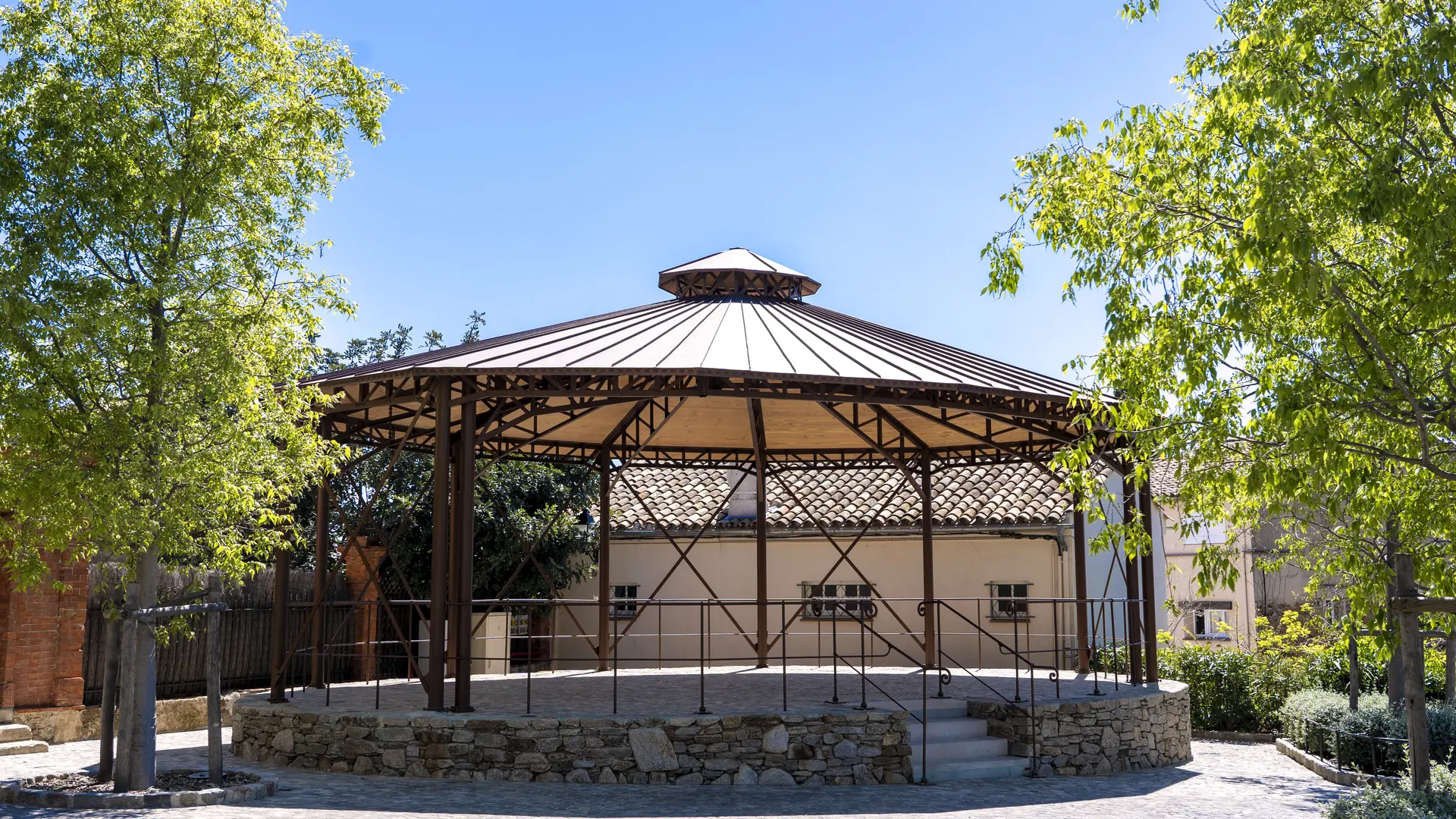 Kiosque sur la place Neuve à Grimaud