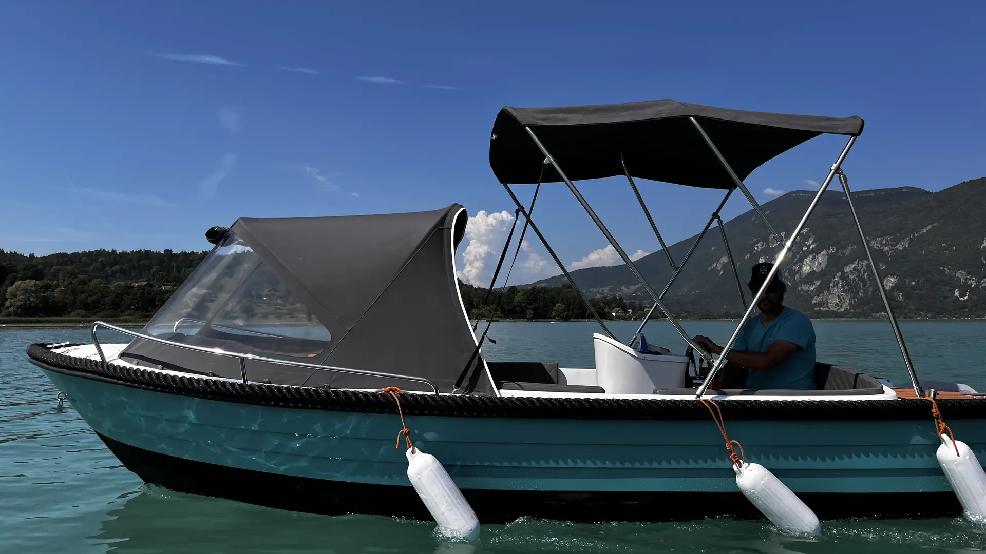 Bateau sans permis sur le lac d'Aiguebelette