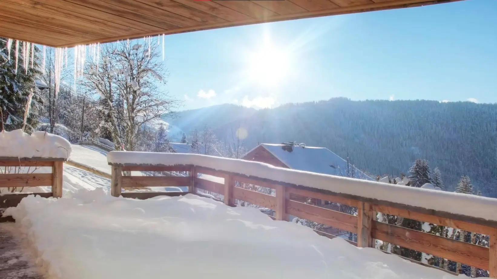 Vue de la terrasse ensoleillée