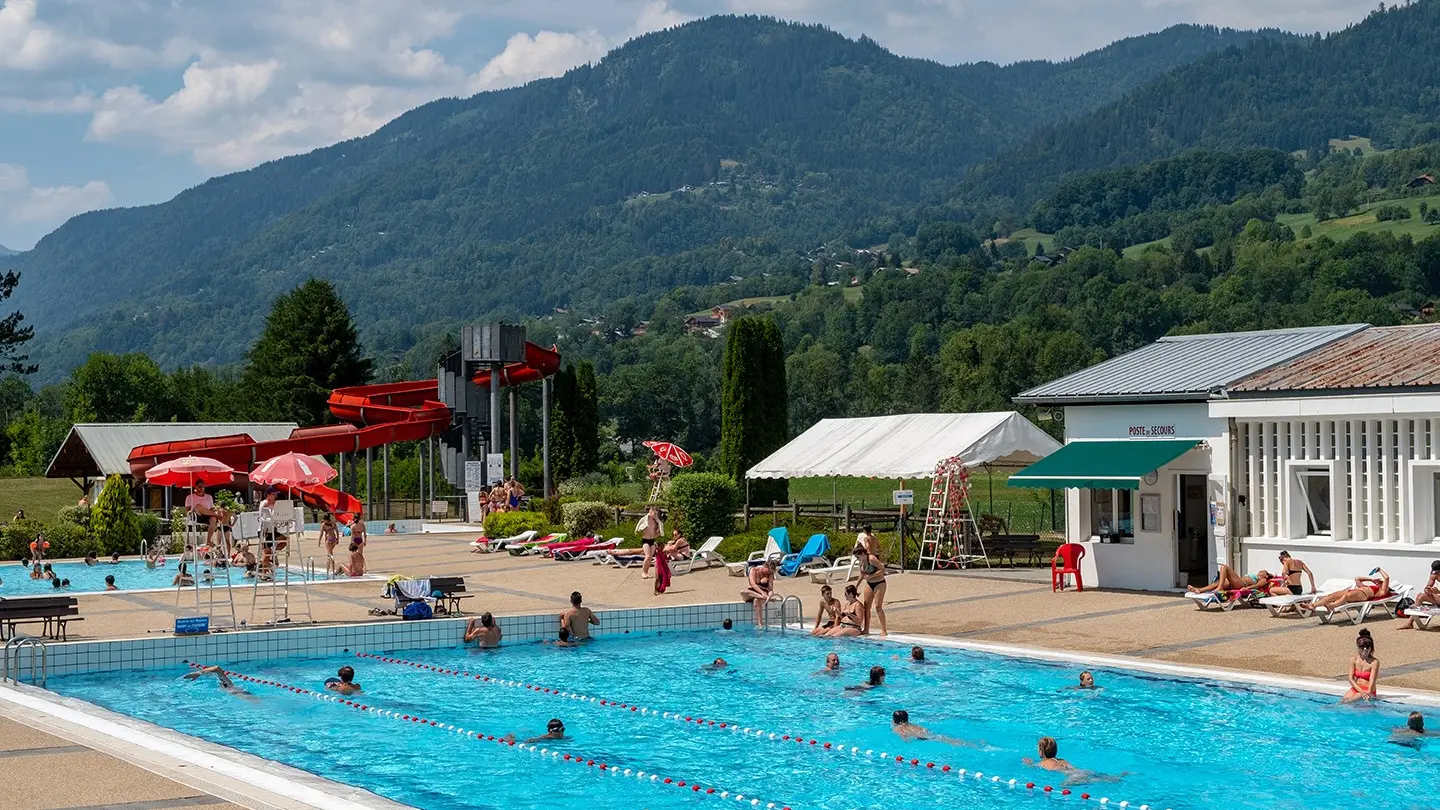 Piscine avec toboggan en plein air